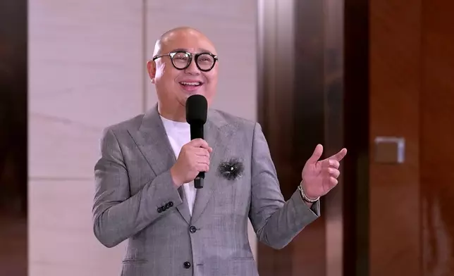 阿Bob外父笑。