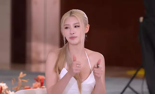 Juliana thumbs up。