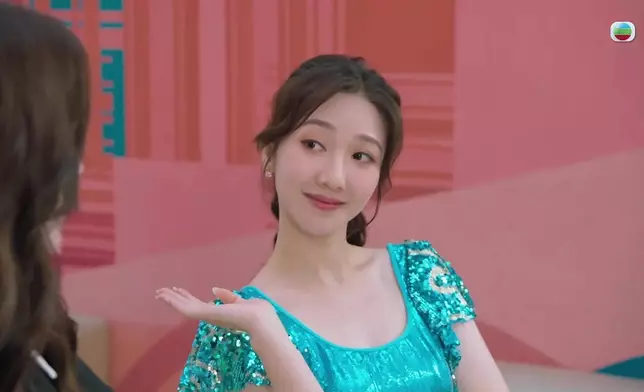 最近更在《愛·回家之三代同糖》中與李偉健飾演歡喜冤家