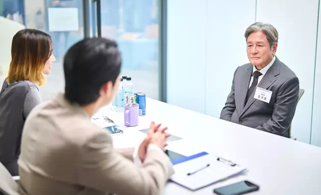 崔岷植飾演擁有37年資歷的高齡見習生基浩。電影公司提供圖片
