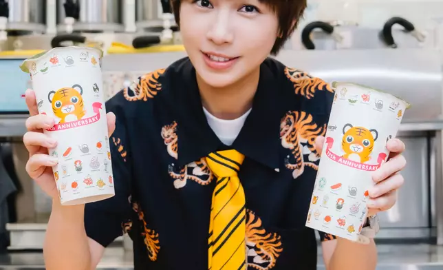 她更受邀擔任茶飲店一日店長，親自調製「虎趣桃」送給幸運民眾。