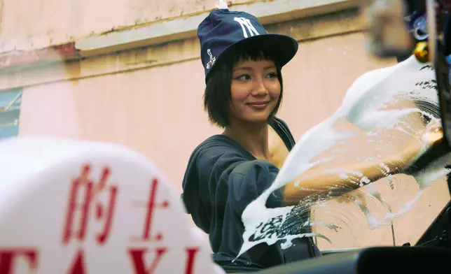 《五時花 六時變》MV玩盡雙子座特性。