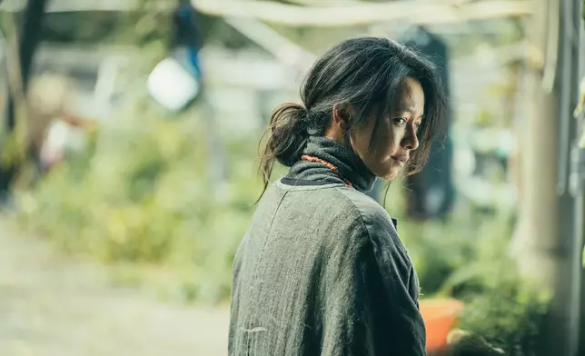 Vivian徐若瑄化身《祖先鬼》最美阿嬤！5小時老妝燃燒演員魂 ( 華映娛樂 提供）