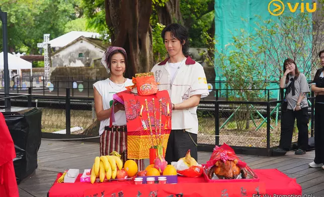 Stanley和芯駖參與拜神。