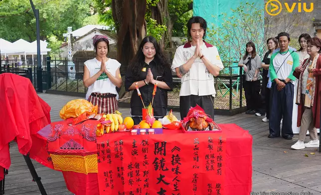 祈求拍攝順利。