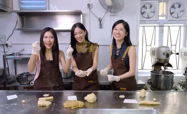 Ellyn（左起）、Chelsea、Carmen齊齊體驗整「金桃酥」。
