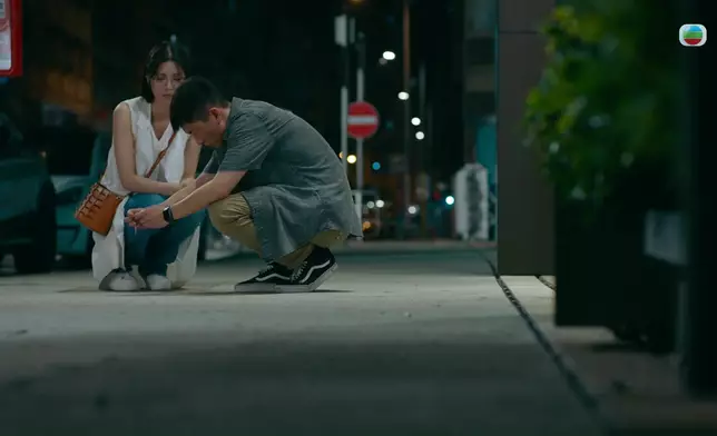 馬貫東望着印有兩人照片的鎖匙扣，傷心得講不出聲。