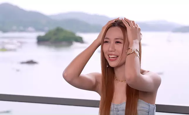 呢位Man Lung竟然用件外套笠住Roxanne個頭，會唔會太特別。