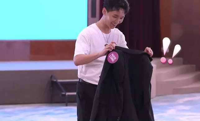 呢位Man Lung竟然用件外套笠住Roxanne個頭，會唔會太特別。