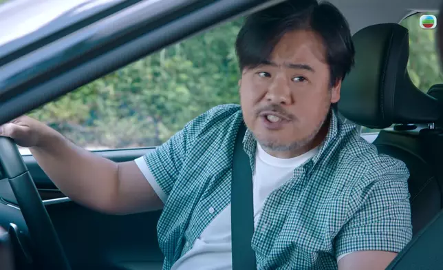 韋家雄口硬心軟，點都要寸陳曉華先畀佢上車。
