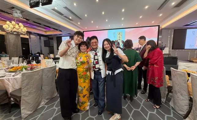 何博文與鄧劍群伉儷合照。