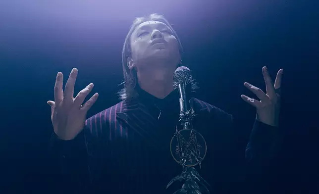 歌曲靈感源自電影《貓王》。