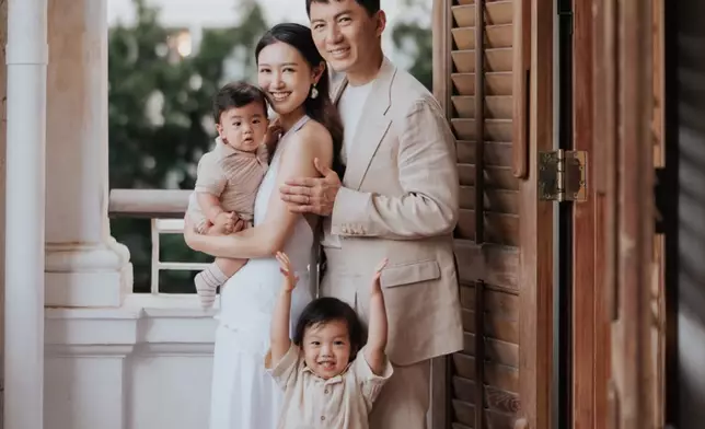 袁偉豪與張寶兒一家四口。