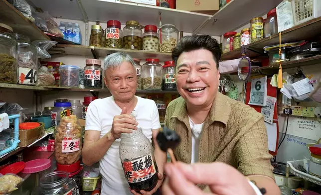 祥師兄忍唔住試食。