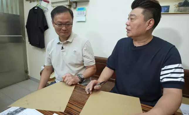 祥師兄學寫當票，獲蘇老闆激讚。
