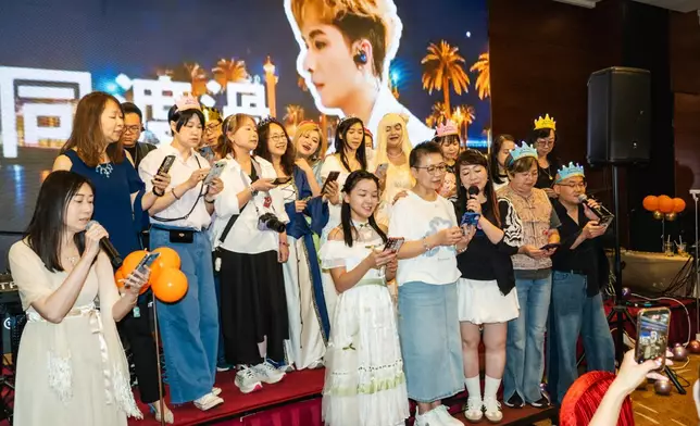 吉吉的學生驚喜合唱張國榮的名曲《共同渡過》。