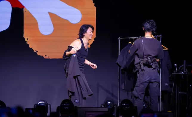 伊健又找樂隊Nowhere Boys主音Van的太太Wendy團隊合作設計全新「EKIN風褸」。
