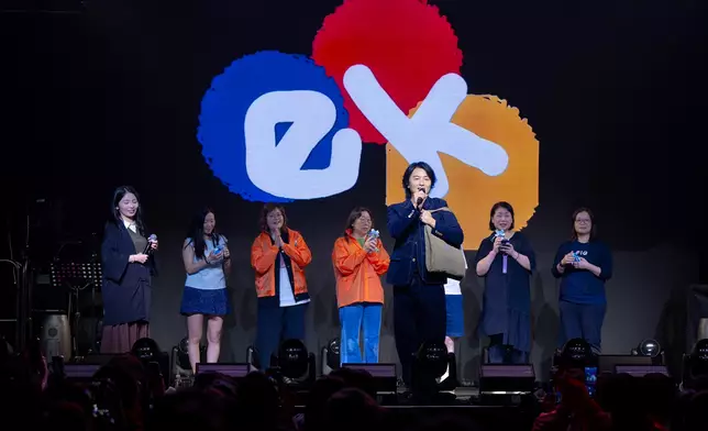 邀請Fans上台近距離互動玩遊戲。
