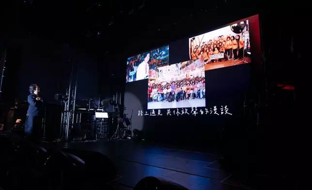 台上屏幕播出來自世界各地伊健Fans示愛和唱歌的合輯影片。