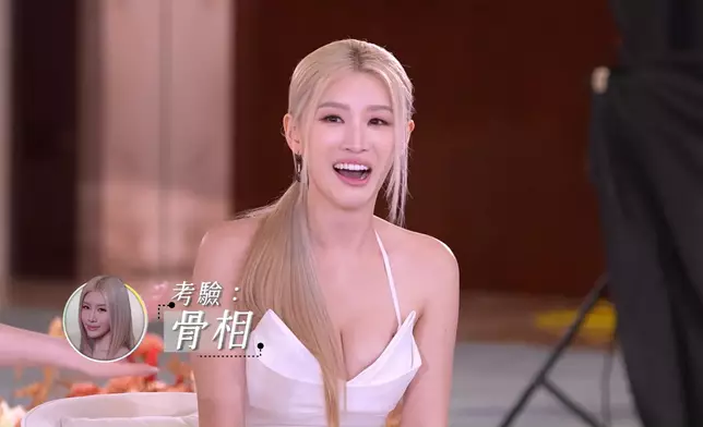 ce雖然已經火速爭櫈仔，但依然輸咗個身位，阿Ju睇到勁肉緊。