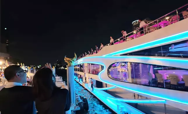 冬蔭表姐介紹的夜遊船造型非常cyber。