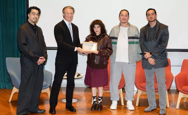 放映前，香港⼤學⽂學院院長Professor David Pomfret向何超及852 Films頒發紀念品。
