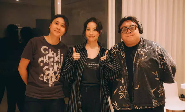 MV由電影《金都》的副導演阿鐦（右一）執導，還有電影導演黃綺琳（左一）和原班核心團隊操刀。