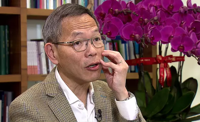 之後佢再挑戰馬拉松，結果就發生嚴重意外，劉院長向方東昇團隊展示當時嘅傷勢。