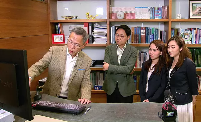 之後佢再挑戰馬拉松，結果就發生嚴重意外，劉院長向方東昇團隊展示當時嘅傷勢。