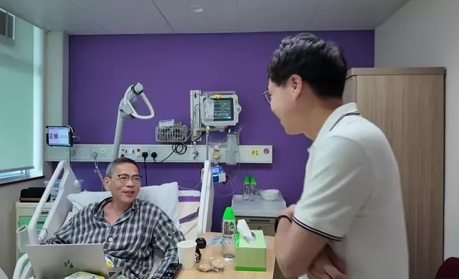 之後術後再去探劉院長，發現佢對腳好腫！