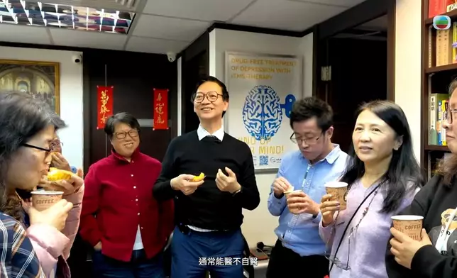 網民欣賞丁醫生嘅自嘲同貼地。