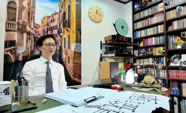 丁醫生接受「中英文生字基準試」時個樣好似學生哥，佢仲要識得駁嘴架。