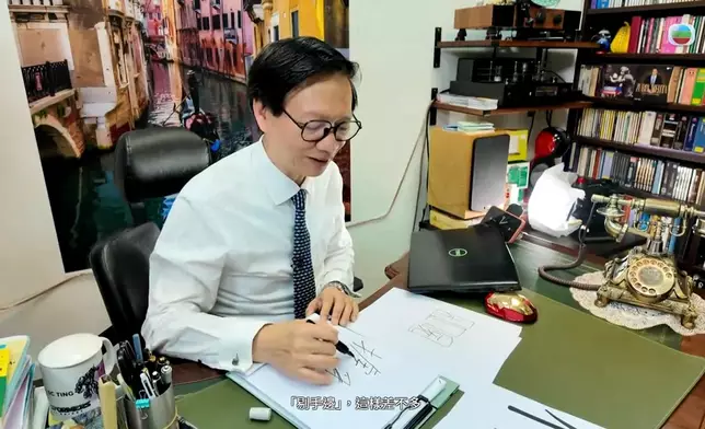 丁醫生接受「中英文生字基準試」時個樣好似學生哥，佢仲要識得駁嘴架。