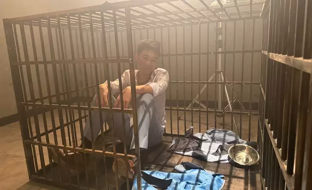 拍攝前，天佑困鐵籠內醞釀情緒。