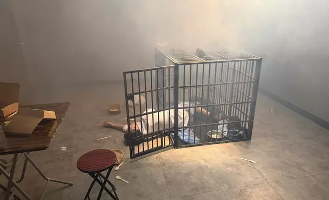 拍攝前，天佑困鐵籠內醞釀情緒。