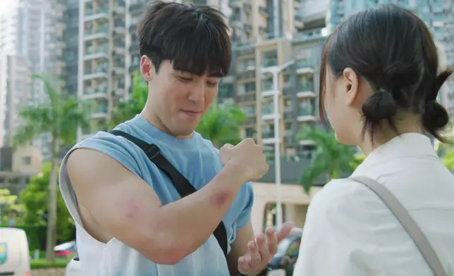 依婷當Kelvin係「阿四」，搞到佢周身唔得閒。