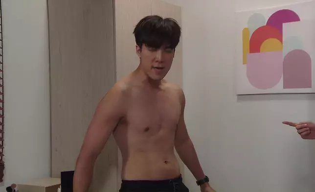 大晒壯碩肌肉捉蚊，「二頭肌」畫面極多。