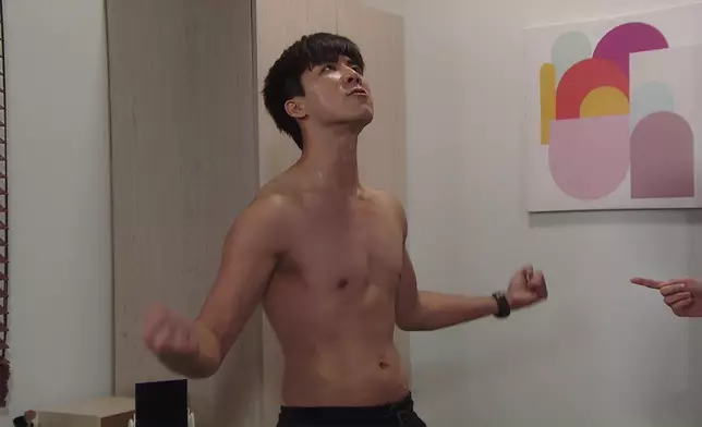 大晒壯碩肌肉捉蚊，「二頭肌」畫面極多。