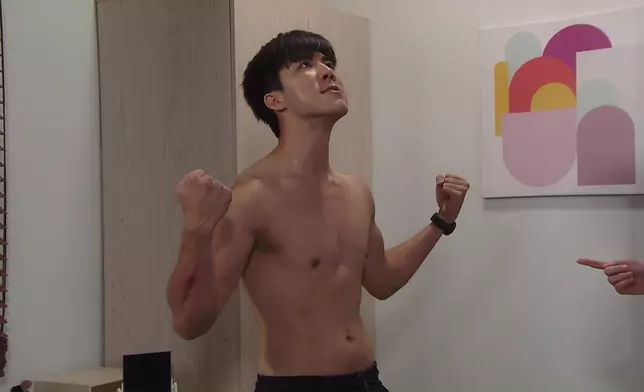 大晒壯碩肌肉捉蚊，「二頭肌」畫面極多。