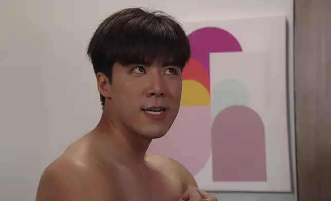 大晒壯碩肌肉捉蚊，「二頭肌」畫面極多。