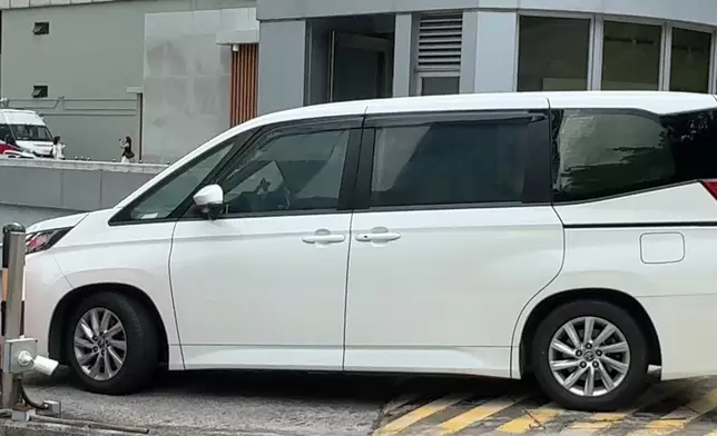 張燕花於9時15分乘車由車庫入口進入高等法院。巴士的報記者攝