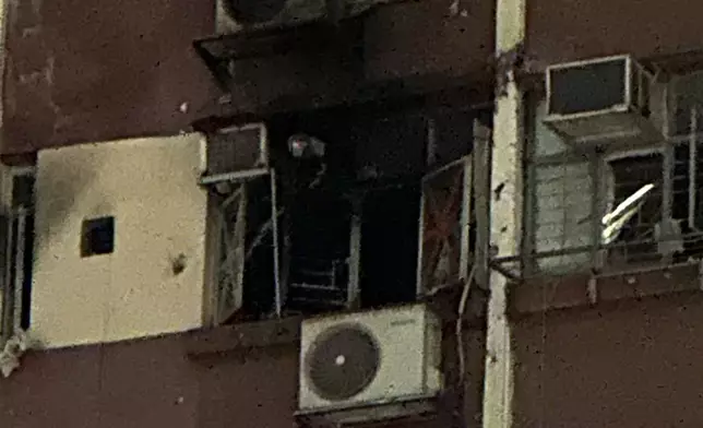 觀塘翠屏北邨單位火警 13歲男童危坐外牆冷氣機獲消防救回。網上圖片
