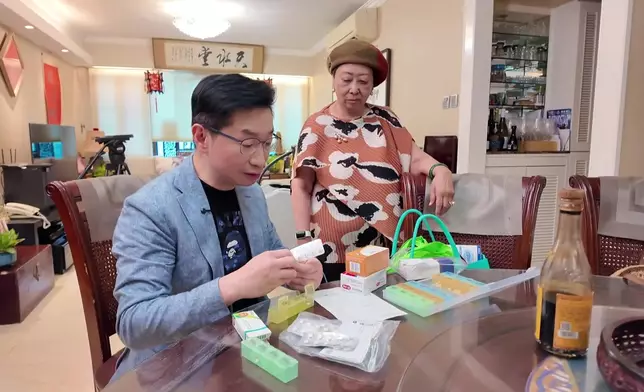 趙偉仁對媽咪照顧無微不至，除保留固網電話作為媽媽的專屬熱線，五年前還貼身陪伴媽咪力抗子宮癌。