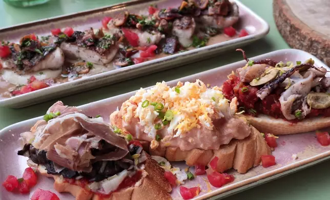 Roger試勻Tapas、西班牙炒飯、白汁蒜蓉魚。