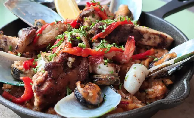 Roger試勻Tapas、西班牙炒飯、白汁蒜蓉魚。