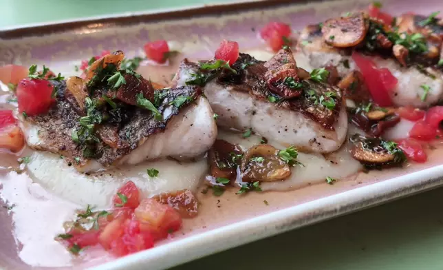 Roger試勻Tapas、西班牙炒飯、白汁蒜蓉魚。