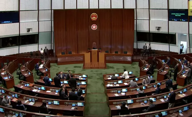 立法會合併辯論《香港第一個五年規劃》及《施政報告》致謝議案。