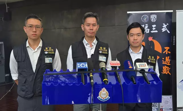 新界南總區科技及財富罪案組警司梁志恆（中）、總督察林俊康（左）及督察鄺啟軒（右）向記者簡報案情。