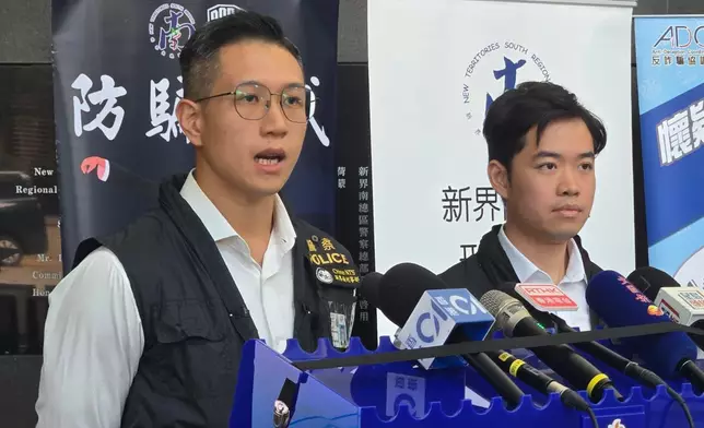 新界南總區科技及財富罪案組總督察林俊康（左）及督察鄺啟軒（右）向記者簡報案情。