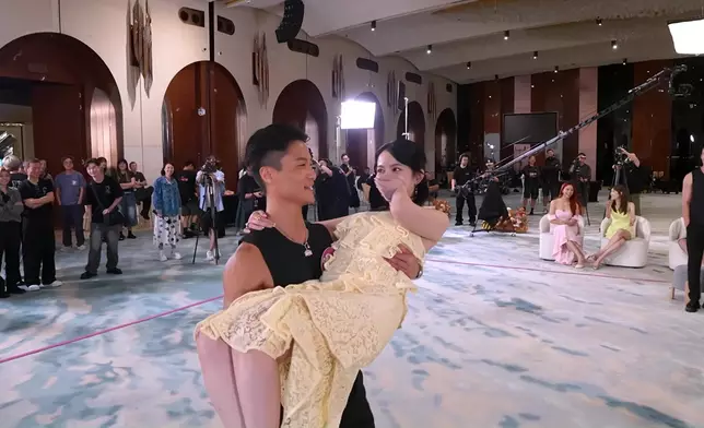 咁樣繞場一周法，係驚喜嘅。